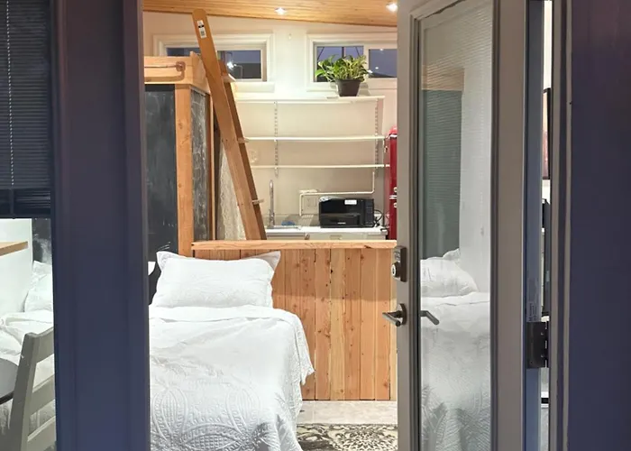 Backyard Tinyhome Guest house *